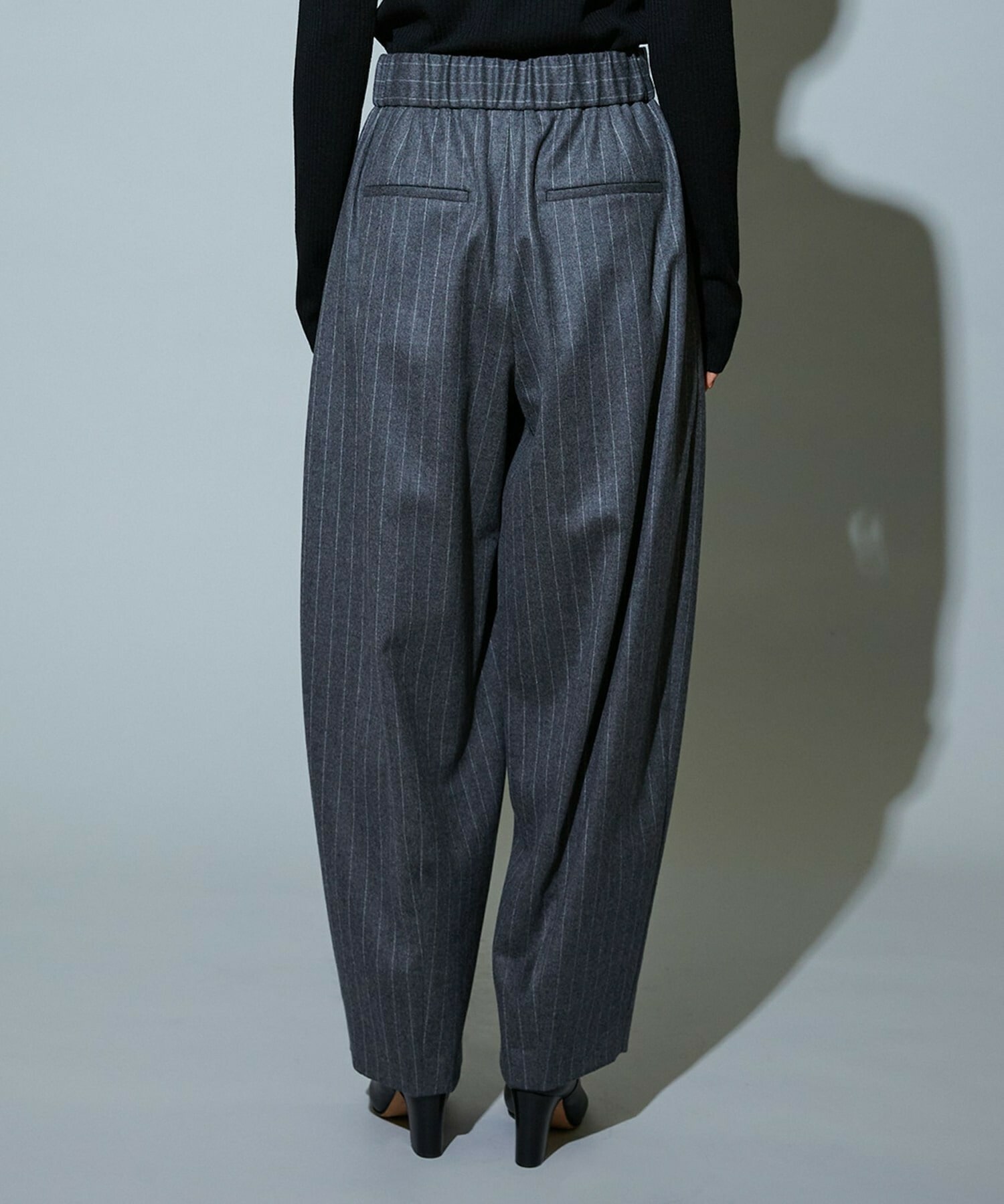 【MOGA】［eclat 2025年12月号掲載商品］【Lサイズ】スタイリスト戸野塚かおるコラボ チョークストライプストレッチコクーンパンツ 詳細画像 チャコールグレー 28