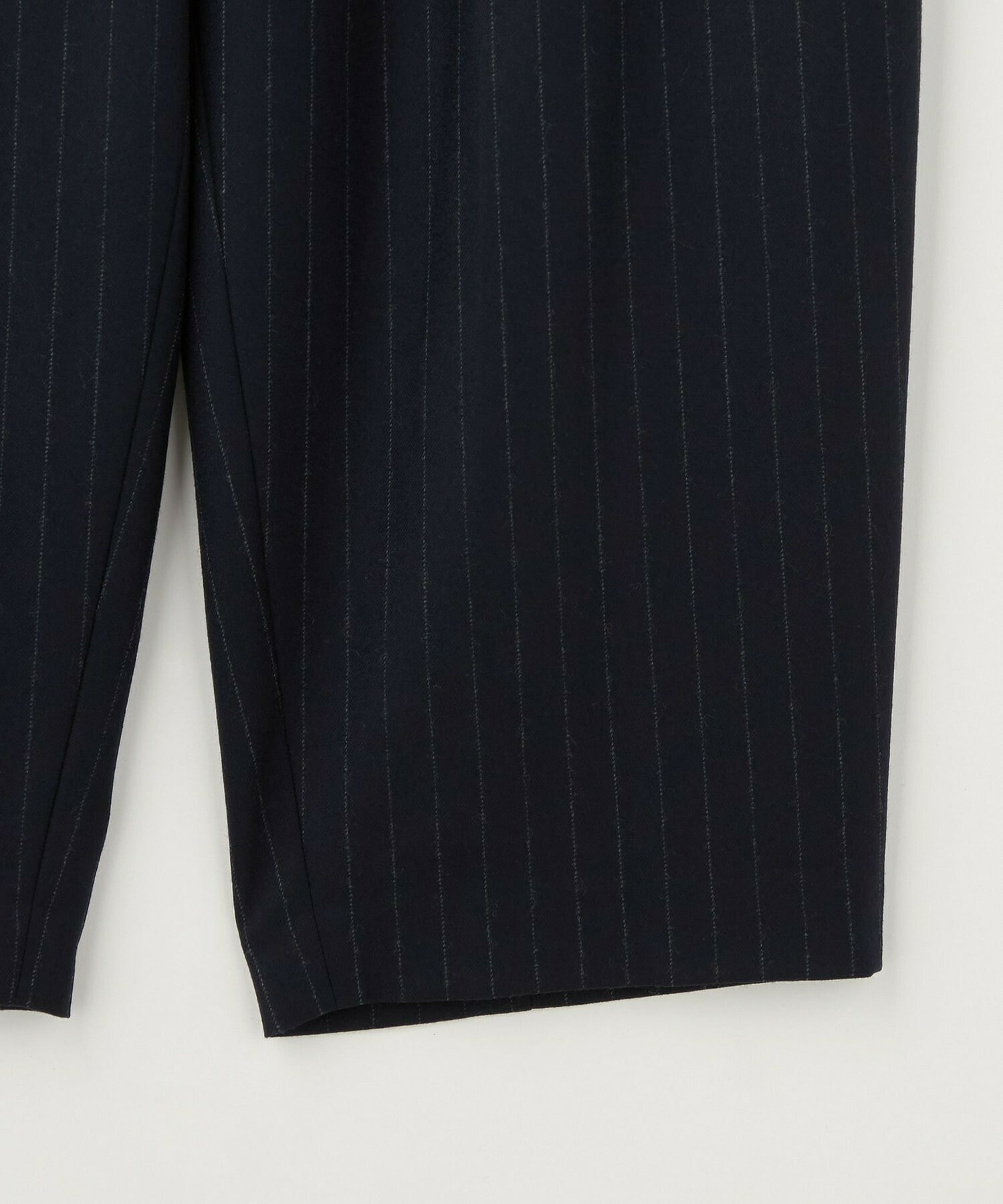 【MOGA】［eclat 2025年12月号掲載商品］【Lサイズ】スタイリスト戸野塚かおるコラボ チョークストライプストレッチコクーンパンツ 詳細画像 チャコールグレー 3