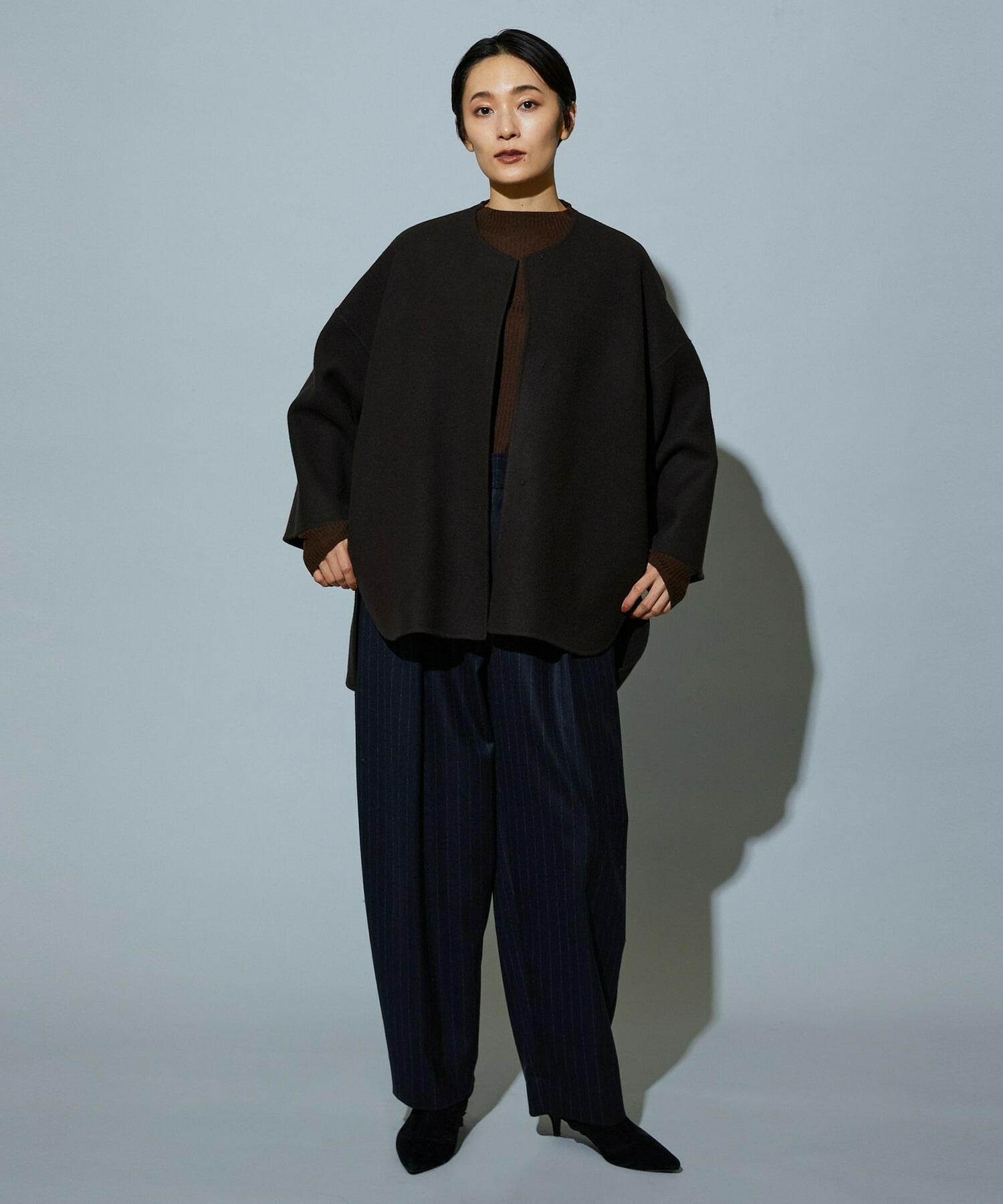 【MOGA】［eclat 2025年12月号掲載商品］【Lサイズ】スタイリスト戸野塚かおるコラボ チョークストライプストレッチコクーンパンツ 詳細画像 チャコールグレー 6