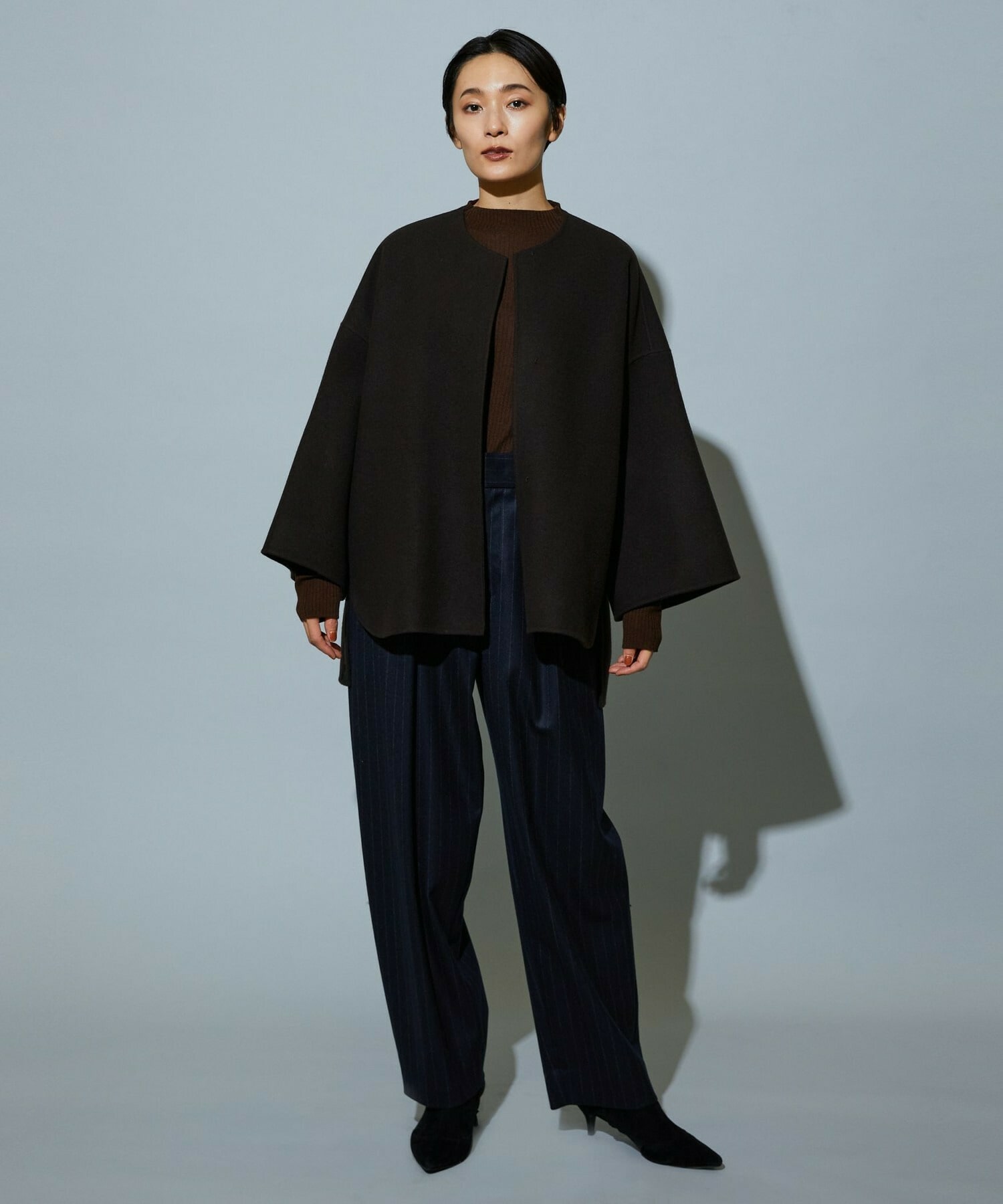 【MOGA】［eclat 2025年12月号掲載商品］【Lサイズ】スタイリスト戸野塚かおるコラボ チョークストライプストレッチコクーンパンツ 詳細画像 チャコールグレー 7