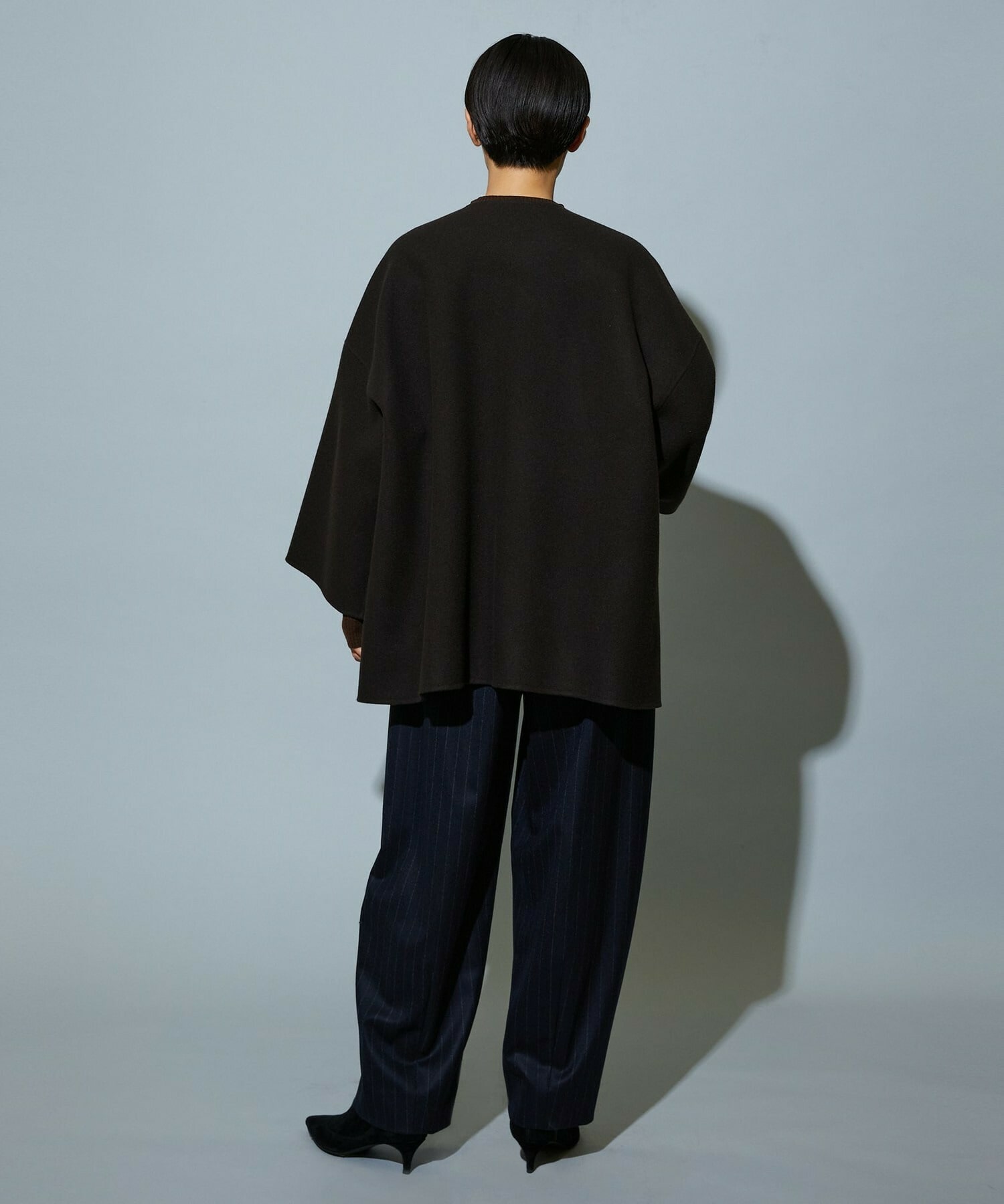 【MOGA】［eclat 2025年12月号掲載商品］【Lサイズ】スタイリスト戸野塚かおるコラボ チョークストライプストレッチコクーンパンツ 詳細画像 チャコールグレー 9