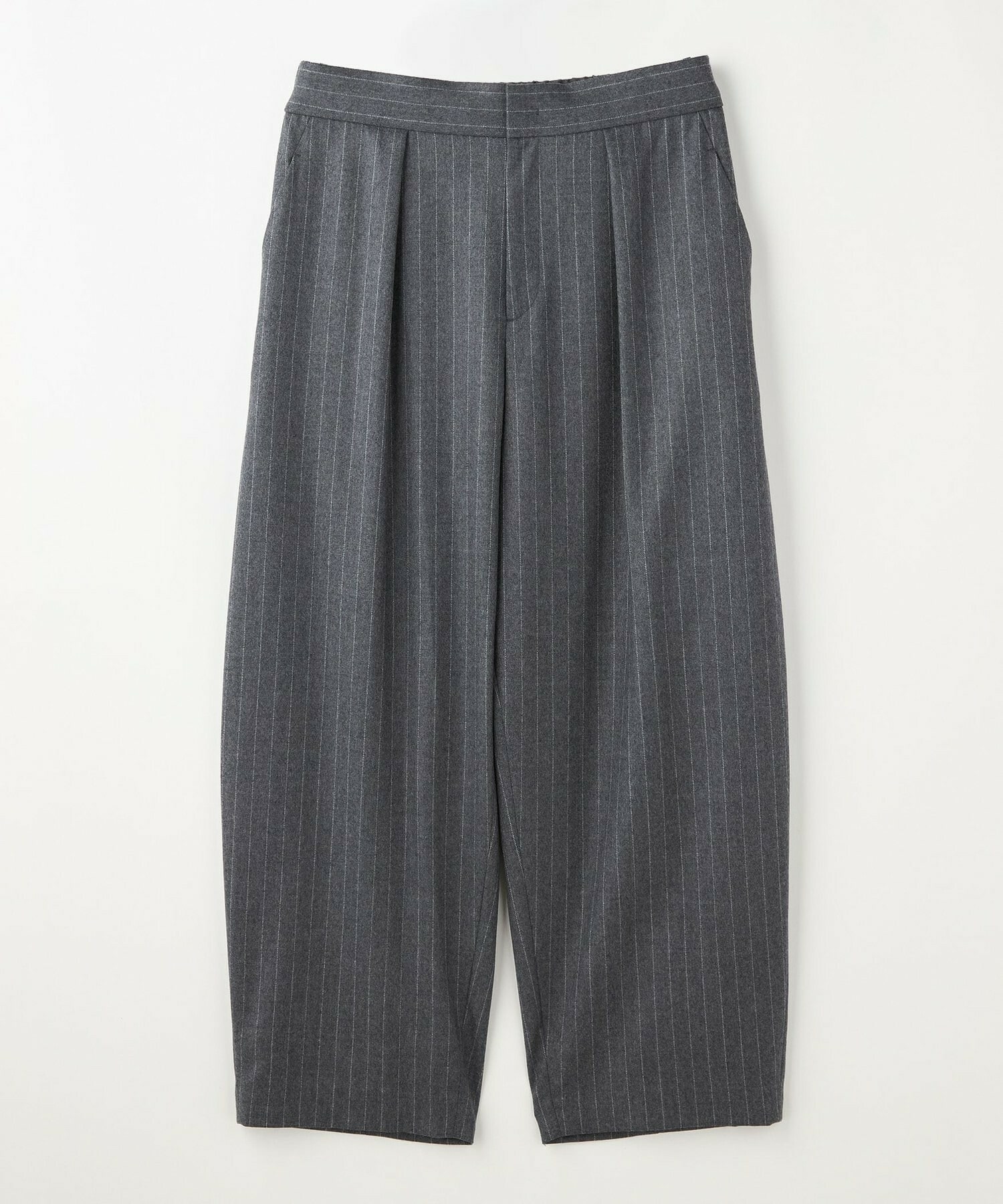 【MOGA】［eclat 2025年12月号掲載商品］【Lサイズ】スタイリスト戸野塚かおるコラボ チョークストライプストレッチコクーンパンツ 詳細画像 チャコールグレー 1
