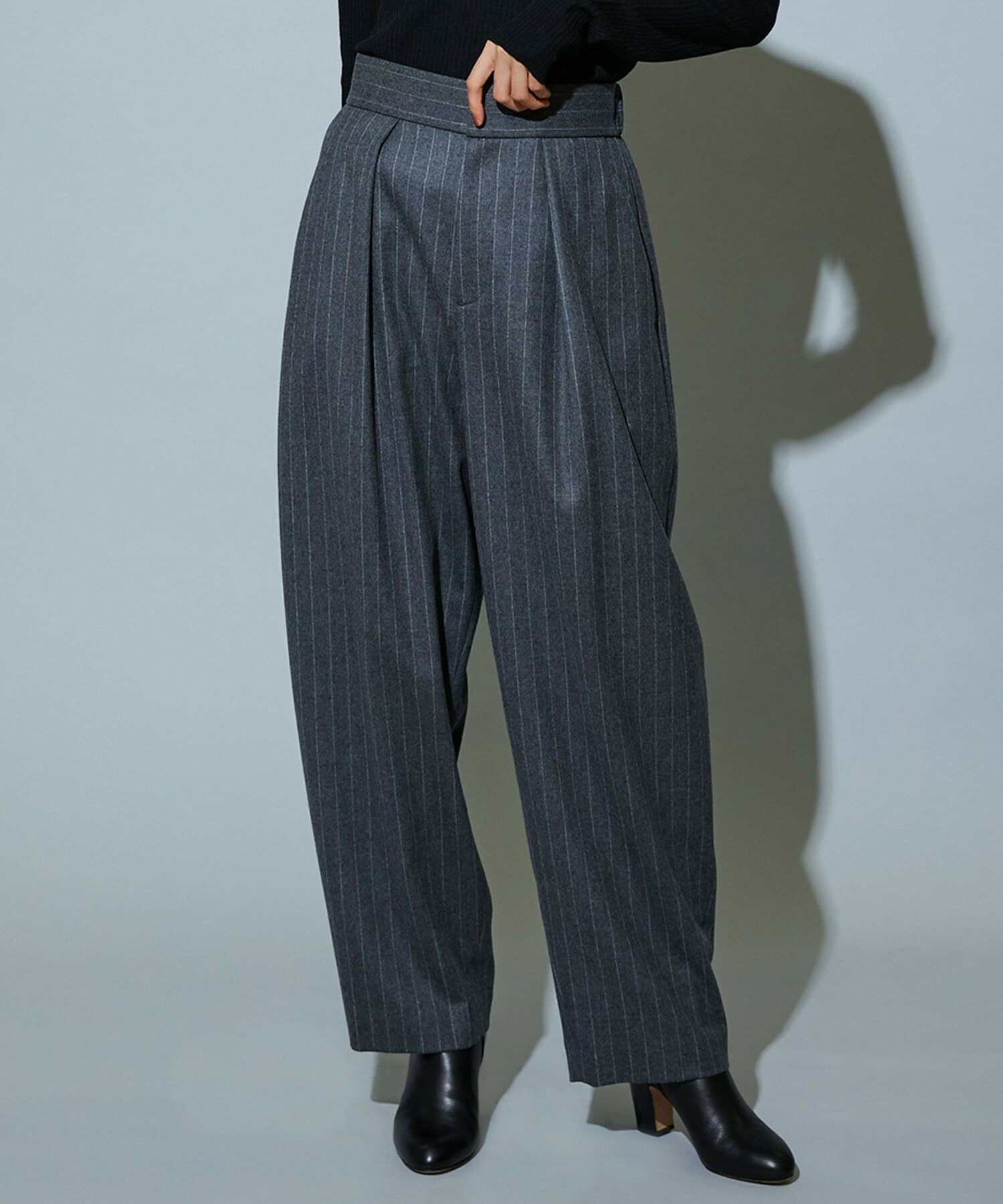 【MOGA】［eclat 2025年12月号掲載商品］【Lサイズ】スタイリスト戸野塚かおるコラボ チョークストライプストレッチコクーンパンツ 詳細画像 チャコールグレー 2