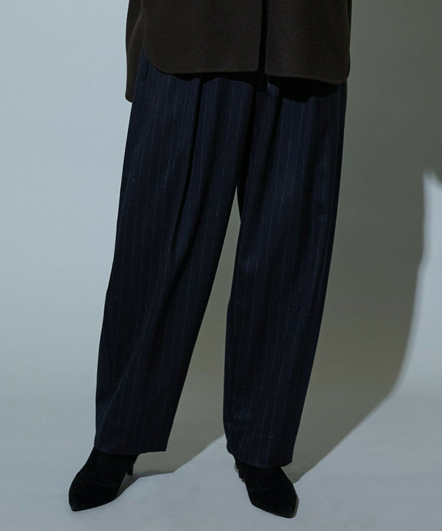 【MOGA】［eclat 2025年12月号掲載商品］【Lサイズ】スタイリスト戸野塚かおるコラボ チョークストライプストレッチコクーンパンツ 詳細画像 ネイビー 2