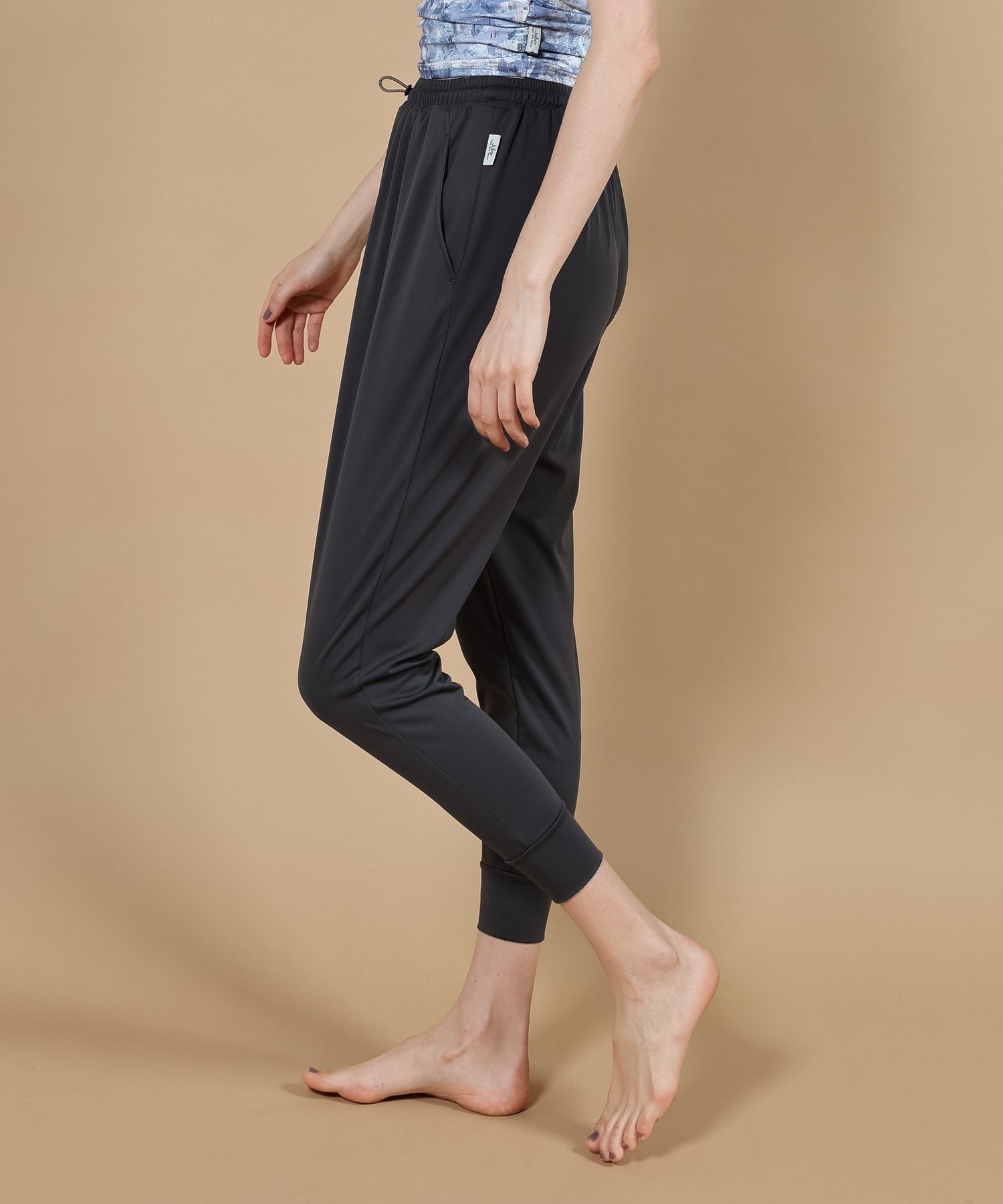 【Julier】ジェントルスムースギャザーパンツ/UVカット・吸汗速乾・ハイストレッチ・ホットヨガ対応  詳細画像 チャコール 1