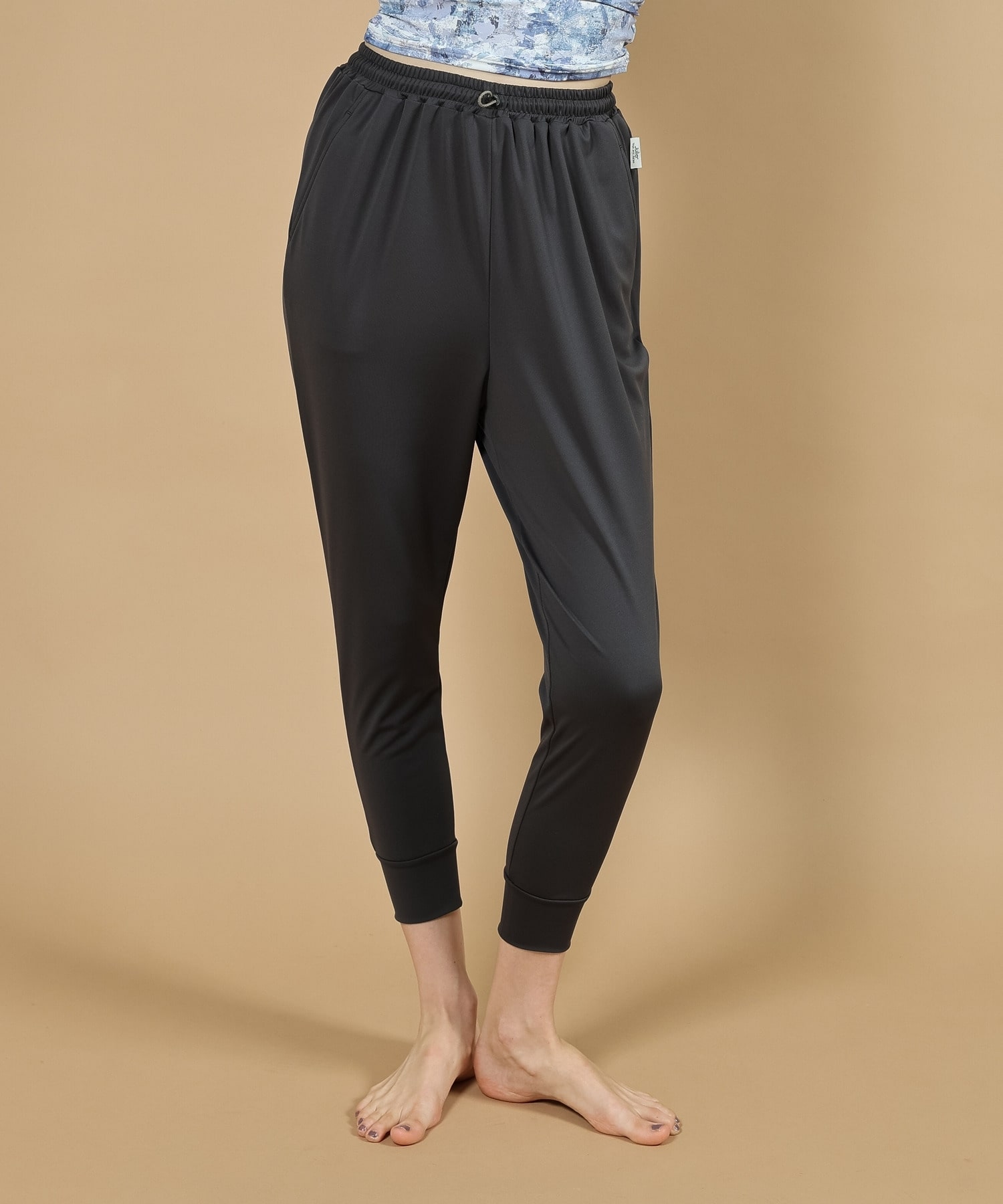 【Julier】ジェントルスムースギャザーパンツ/UVカット・吸汗速乾・ハイストレッチ・ホットヨガ対応  詳細画像 チャコール 1