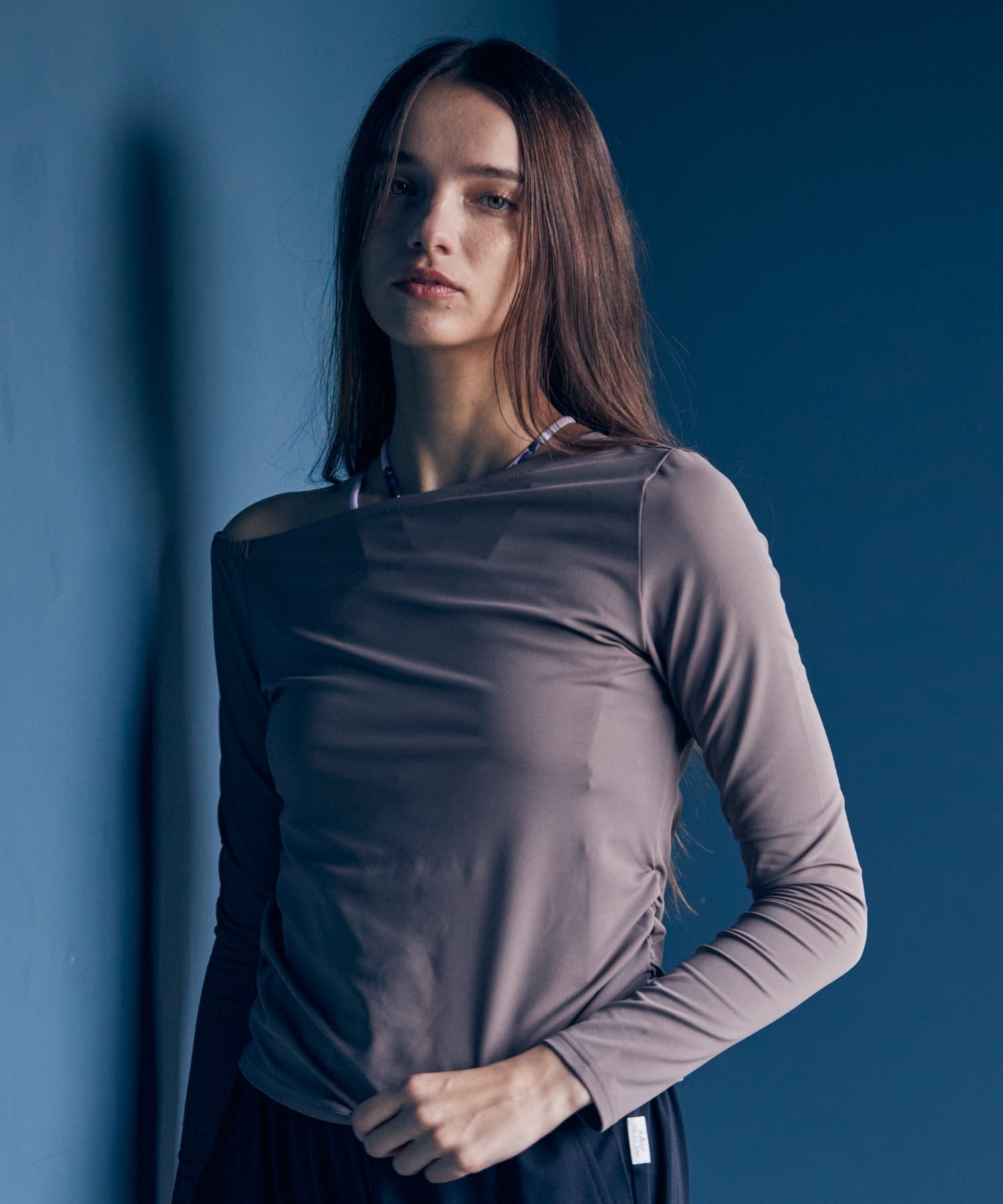 【Julier】Ecocoアシンメトリー ロングスリーブプルオーバー/エコ・UVカット・吸汗速乾・ハイストレッチ・ホットヨガ対応・ラッシュガード 詳細画像 グレイッシュベージュ 1