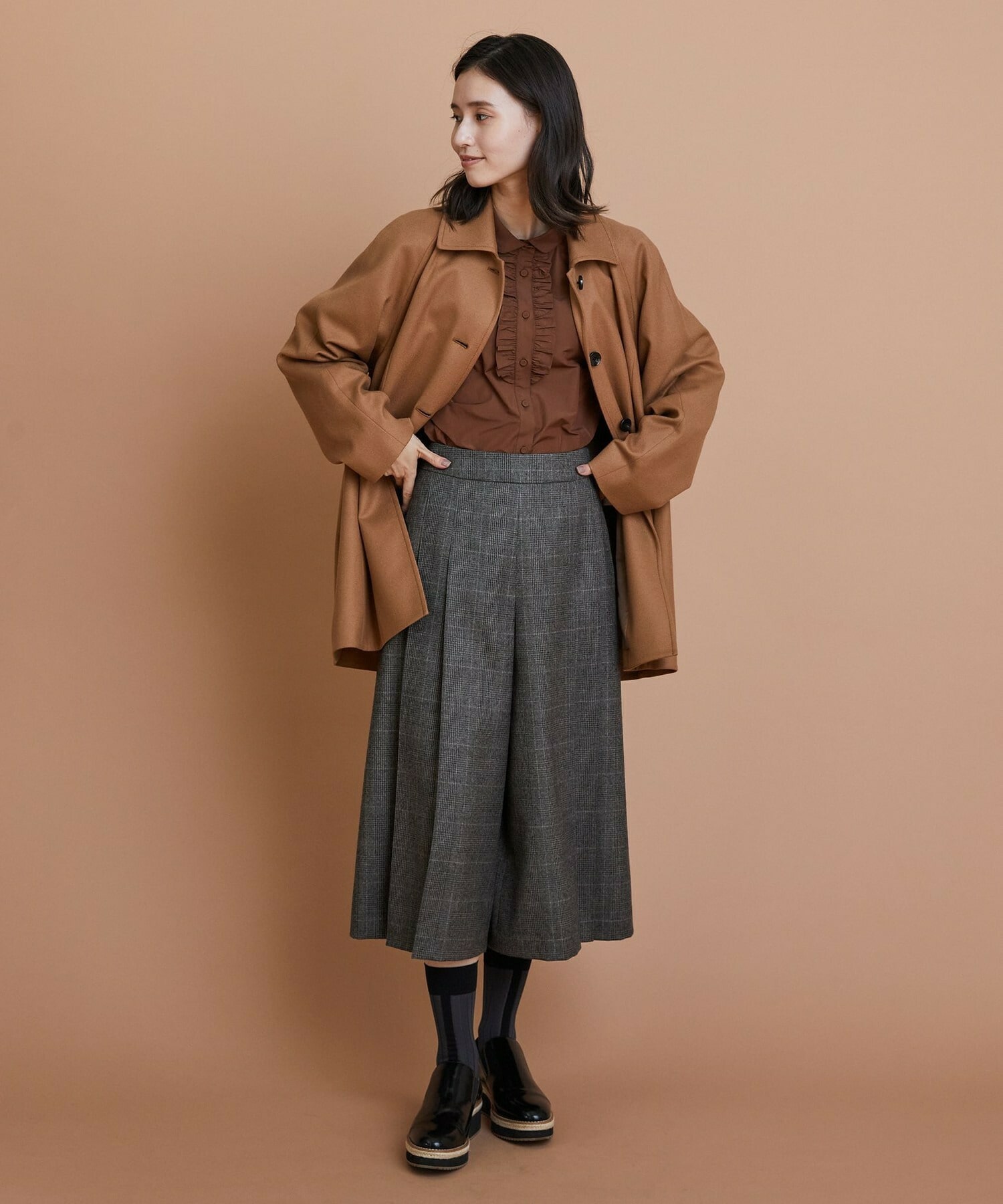 【L'EQUIPE】パウダリータフタフロントフリルシャツ 詳細画像 カーキ 1