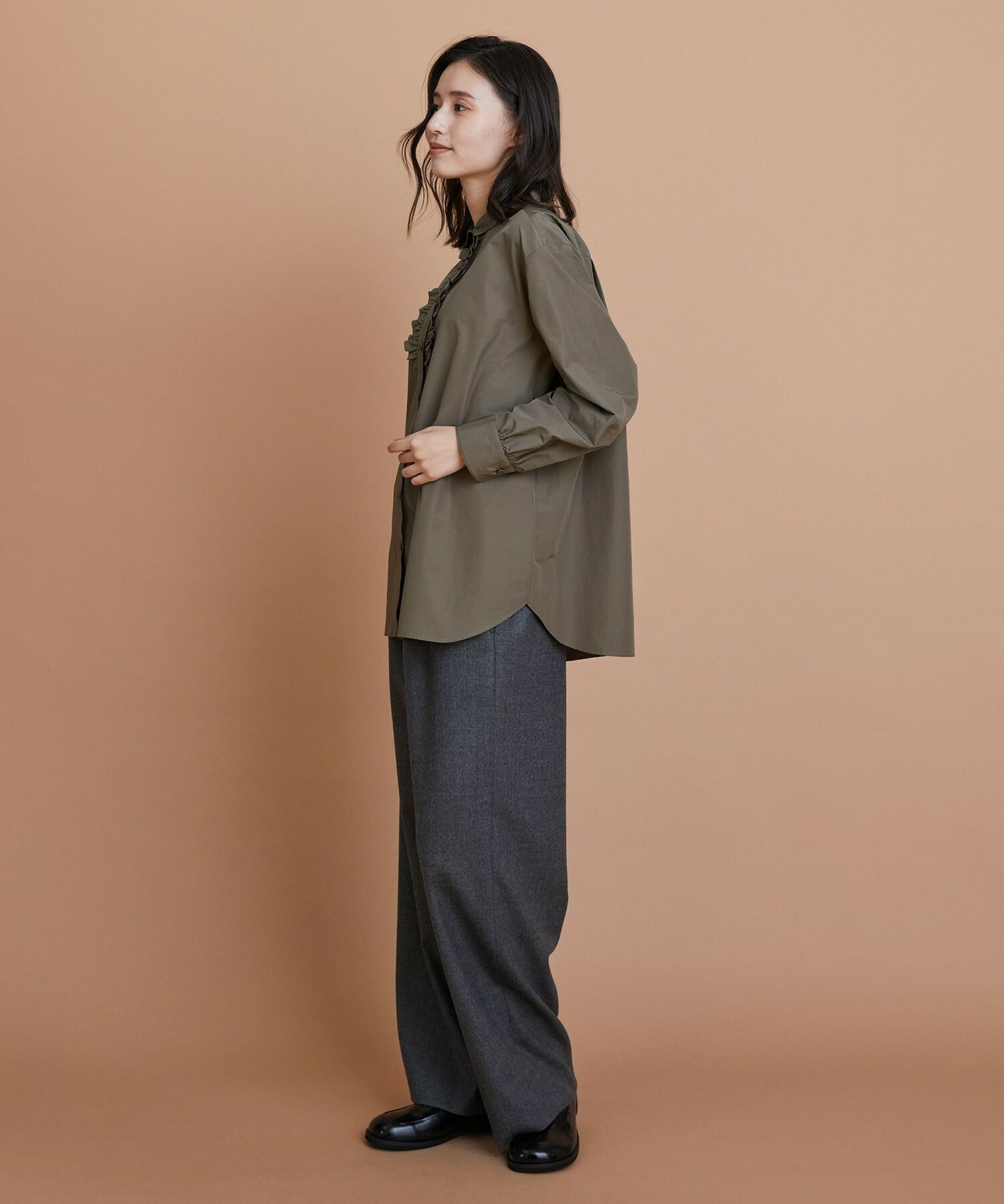 【L'EQUIPE】【Lサイズ】パウダリータフタフロントフリルシャツ 詳細画像 カーキ 5