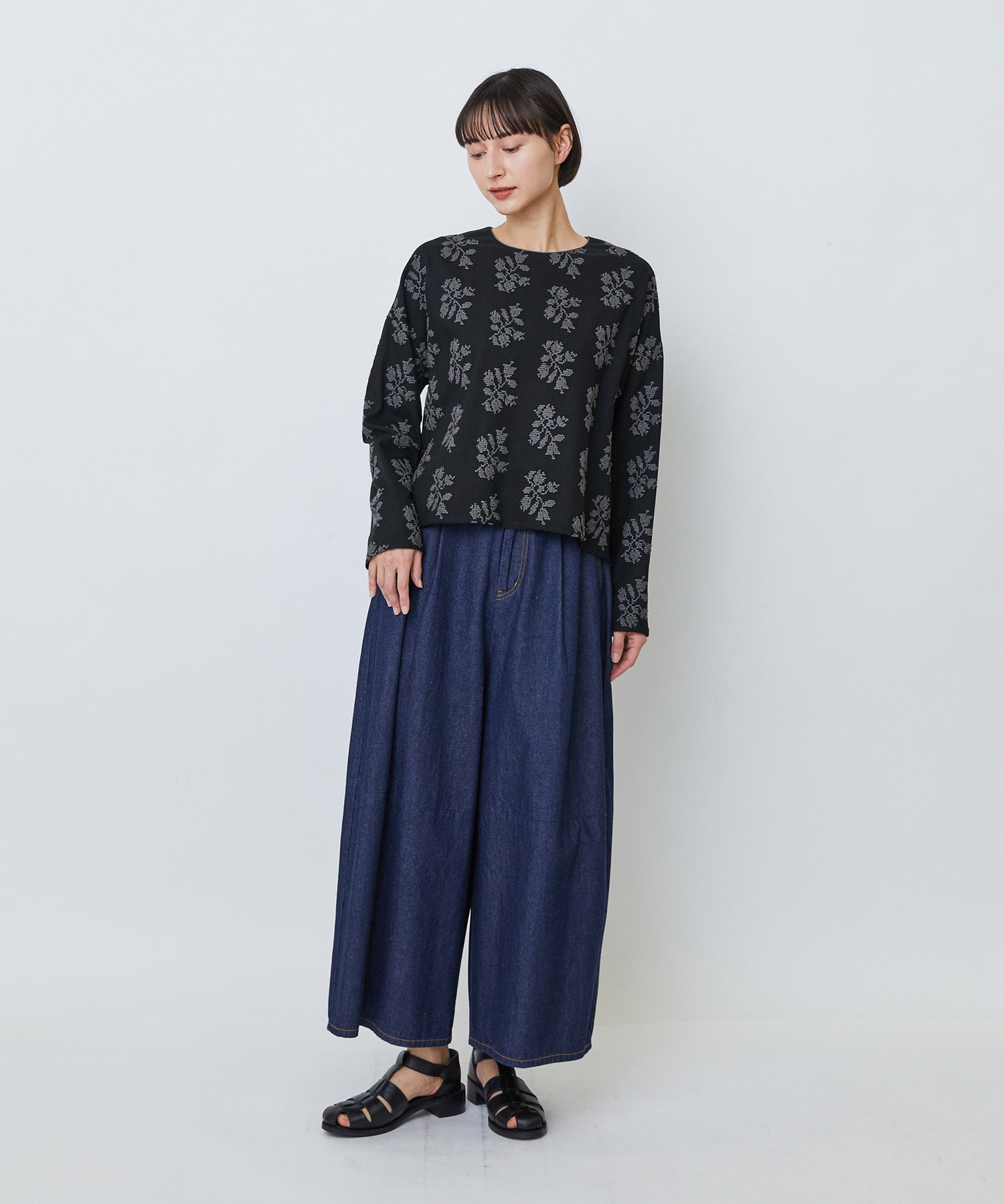 【LOISIR】オリジナル柄刺繍ボクシーブラウス 詳細画像 ブラック系その他 1