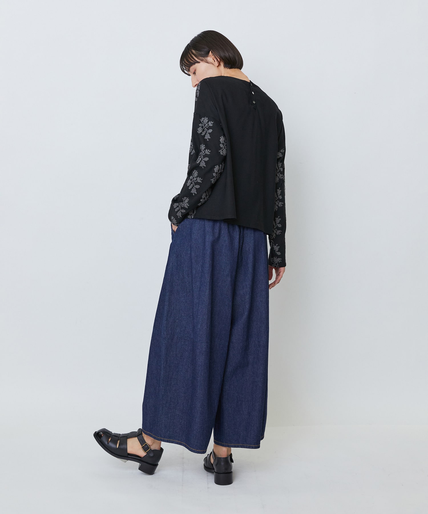 【LOISIR】オリジナル柄刺繍ボクシーブラウス 詳細画像 ブラック系その他 3