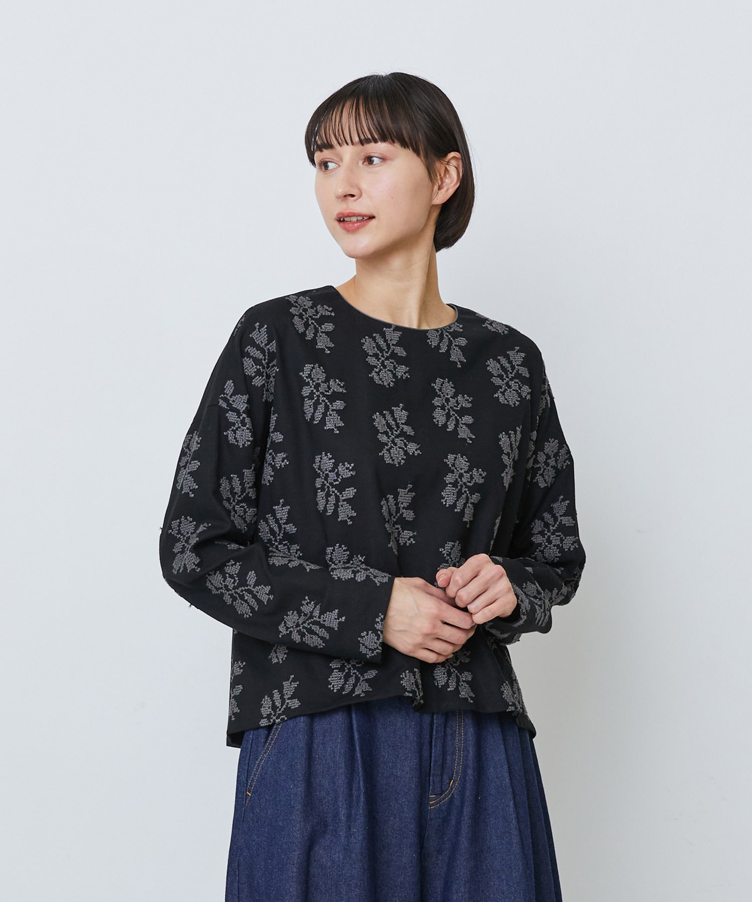【LOISIR】オリジナル柄刺繍ボクシーブラウス 詳細画像 ブラック系その他 1