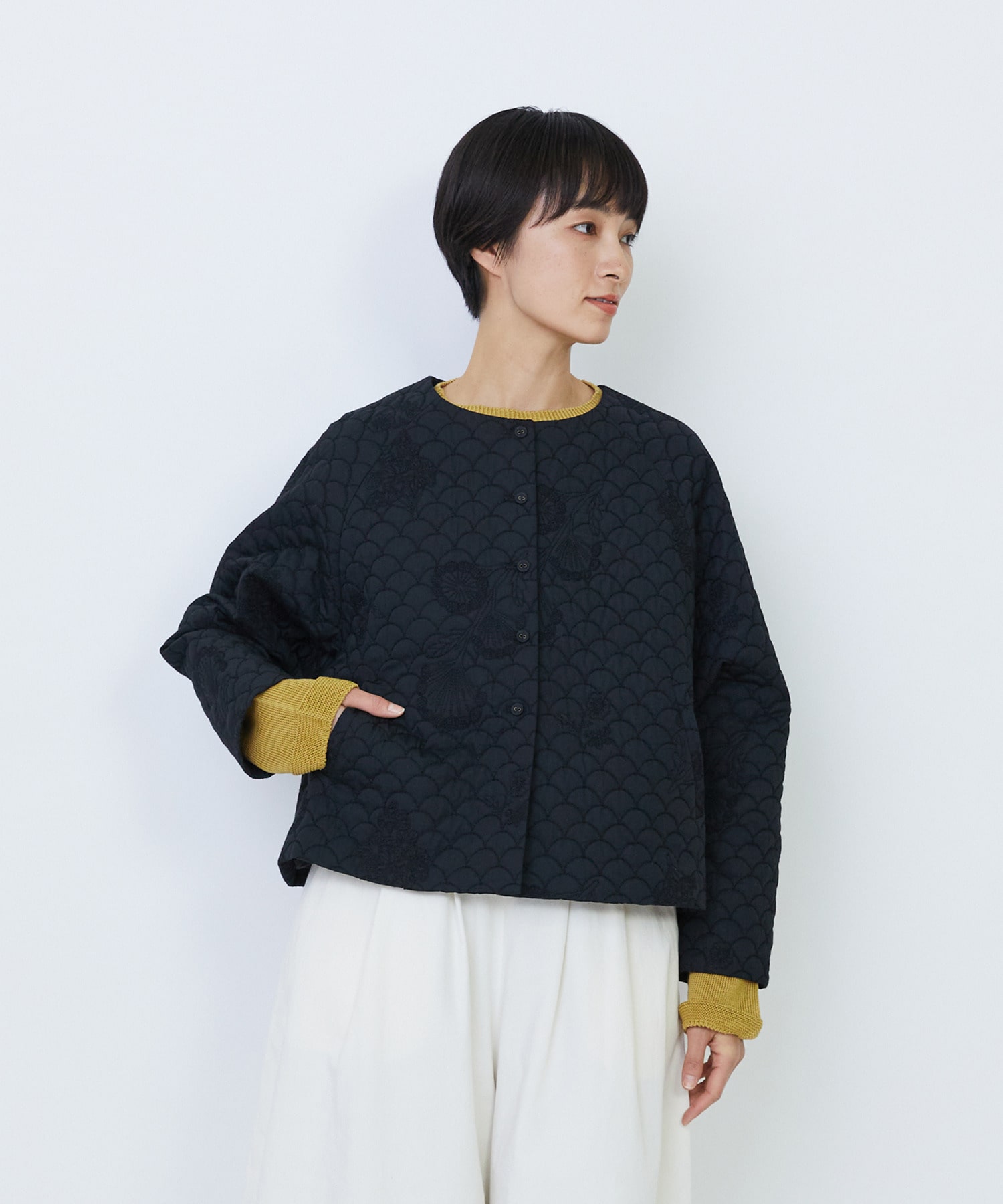 【LOISIR】コットンリネンキルティング風刺繍ノーカラージャケット 詳細画像 ブラック系その他 1