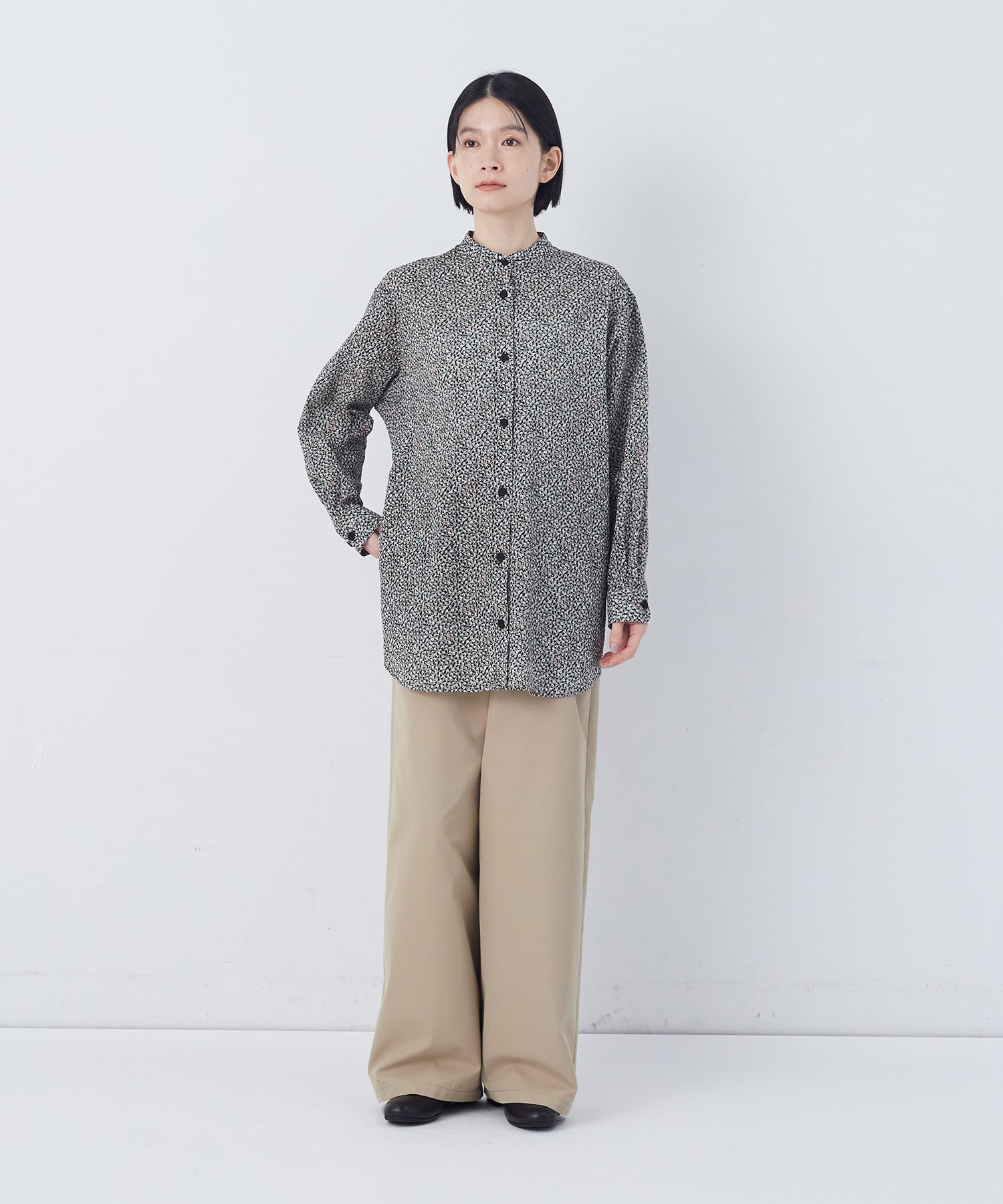 【congés payés】フラワープリントポケット付きシャツ 詳細画像 ブラック系その他 1