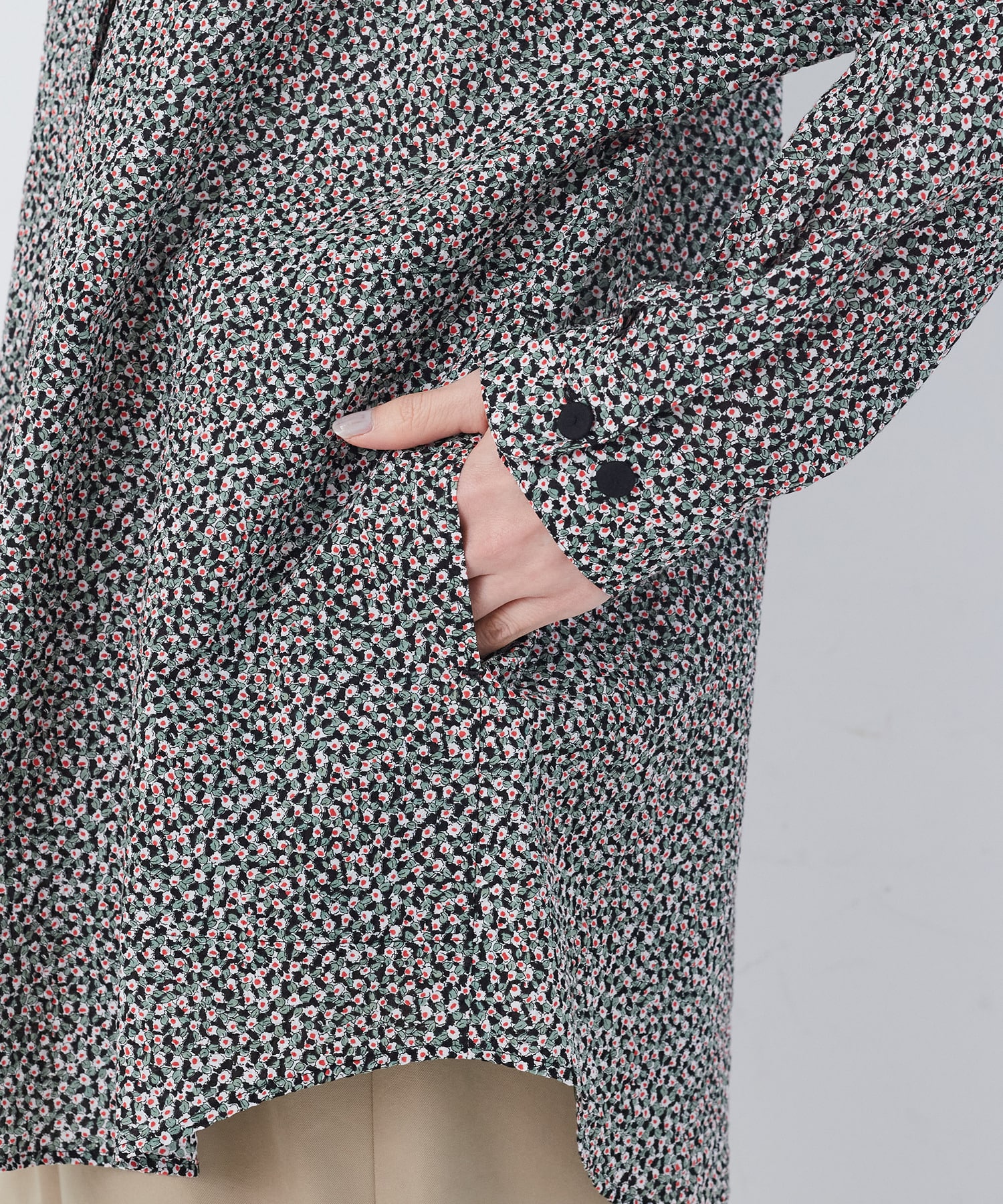 【congés payés】フラワープリントポケット付きシャツ 詳細画像 ブラック系その他 12