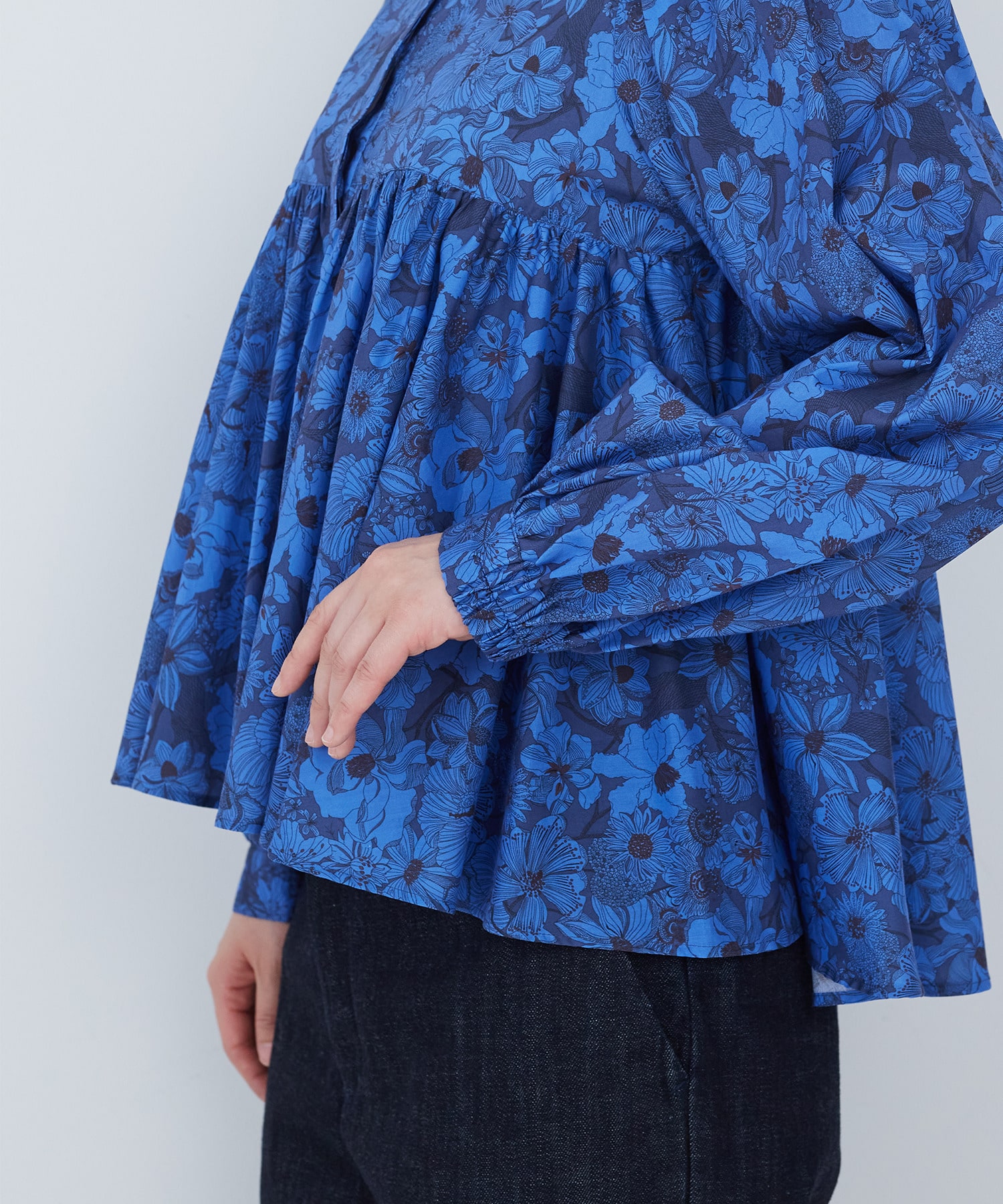 【ADIEU TRISTESSE】kazumiさんコラボ　リバティプリントブラウス 詳細画像 ブラック系その他 14