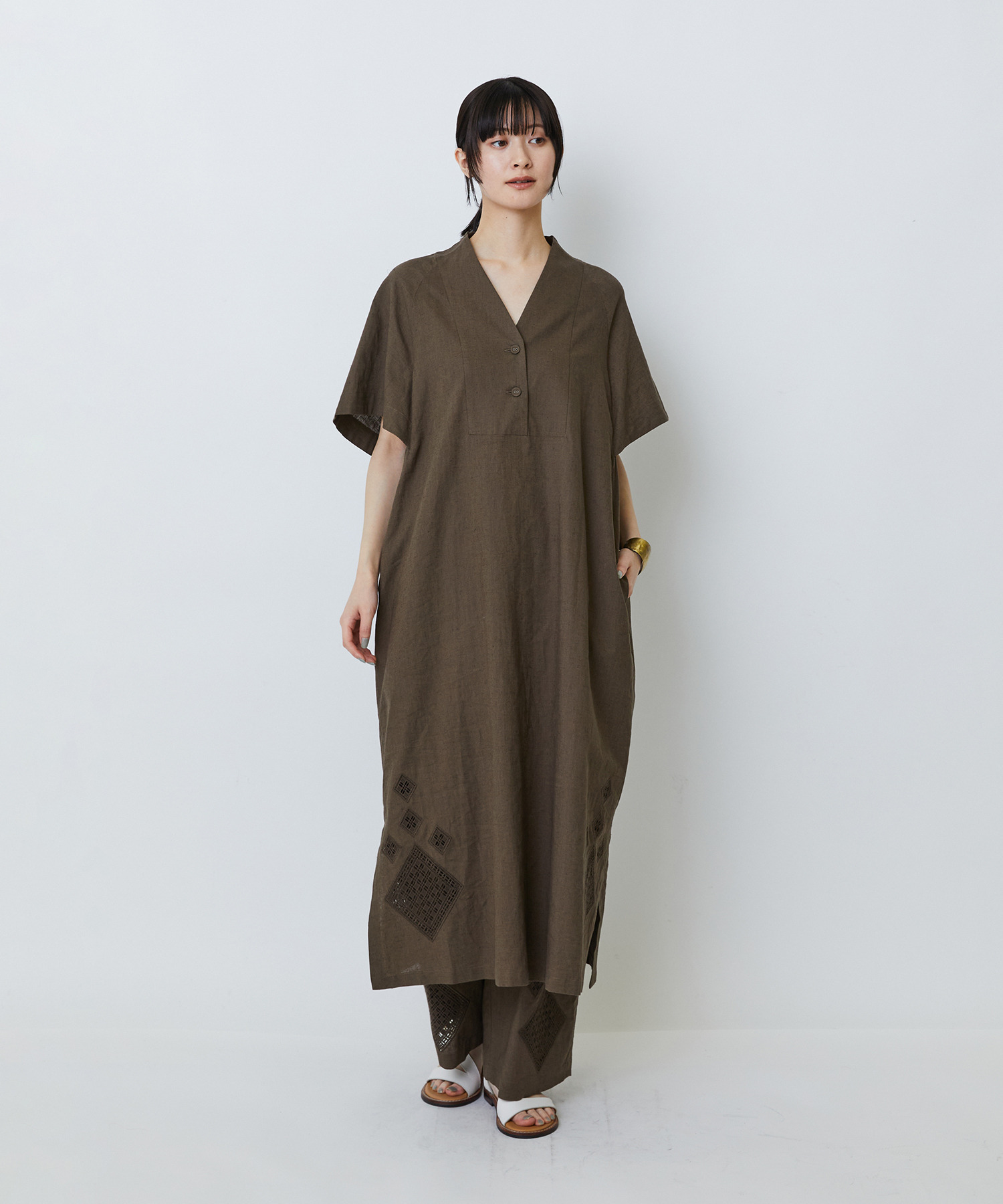 【LOISIR】コットンリネンクロス刺繍入りワンピース 詳細画像 カーキ 1