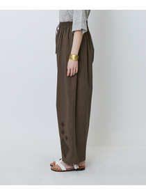 【LOISIR】コットンリネンクロス刺繍入りイージーパンツ 詳細画像 カーキ 13
