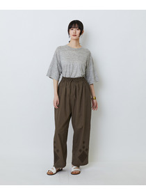 【LOISIR】コットンリネンクロス刺繍入りイージーパンツ 詳細画像 カーキ 3