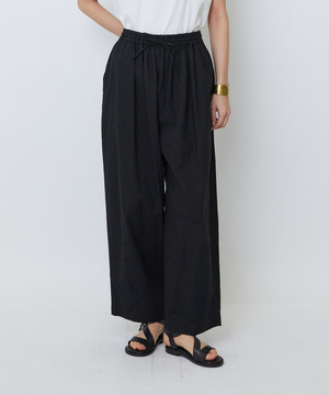 【LOISIR】コットンリネンクロス刺繍入りイージーパンツ 詳細画像 ブラック 1