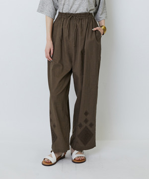 【LOISIR】コットンリネンクロス刺繍入りイージーパンツ 詳細画像 カーキ 1