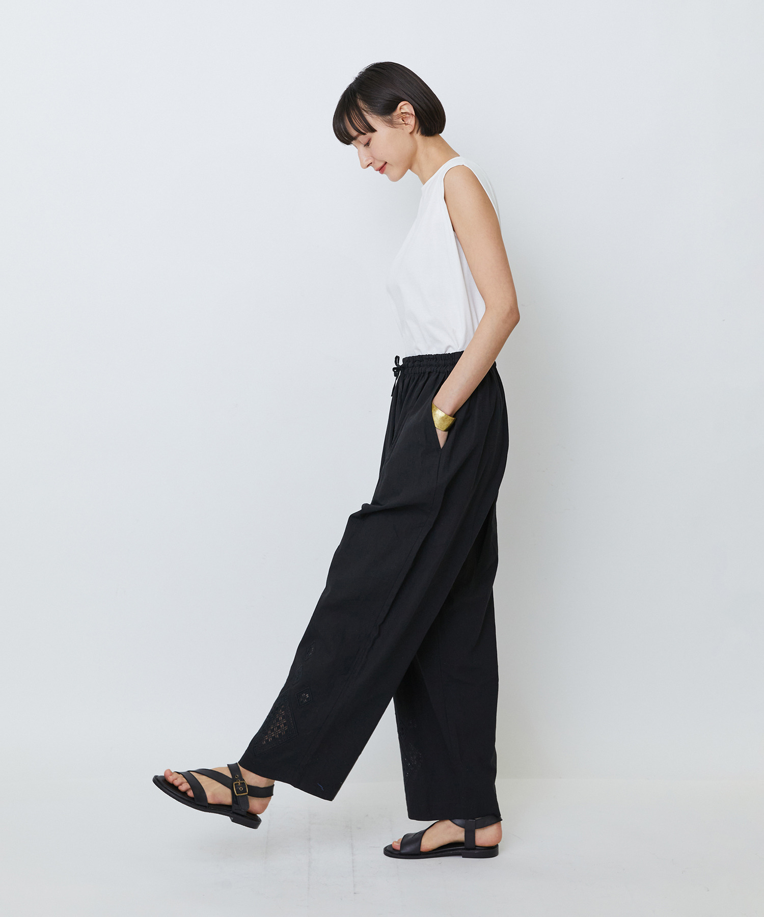 【LOISIR】コットンリネンクロス刺繍入りイージーパンツ 詳細画像 カーキ 10