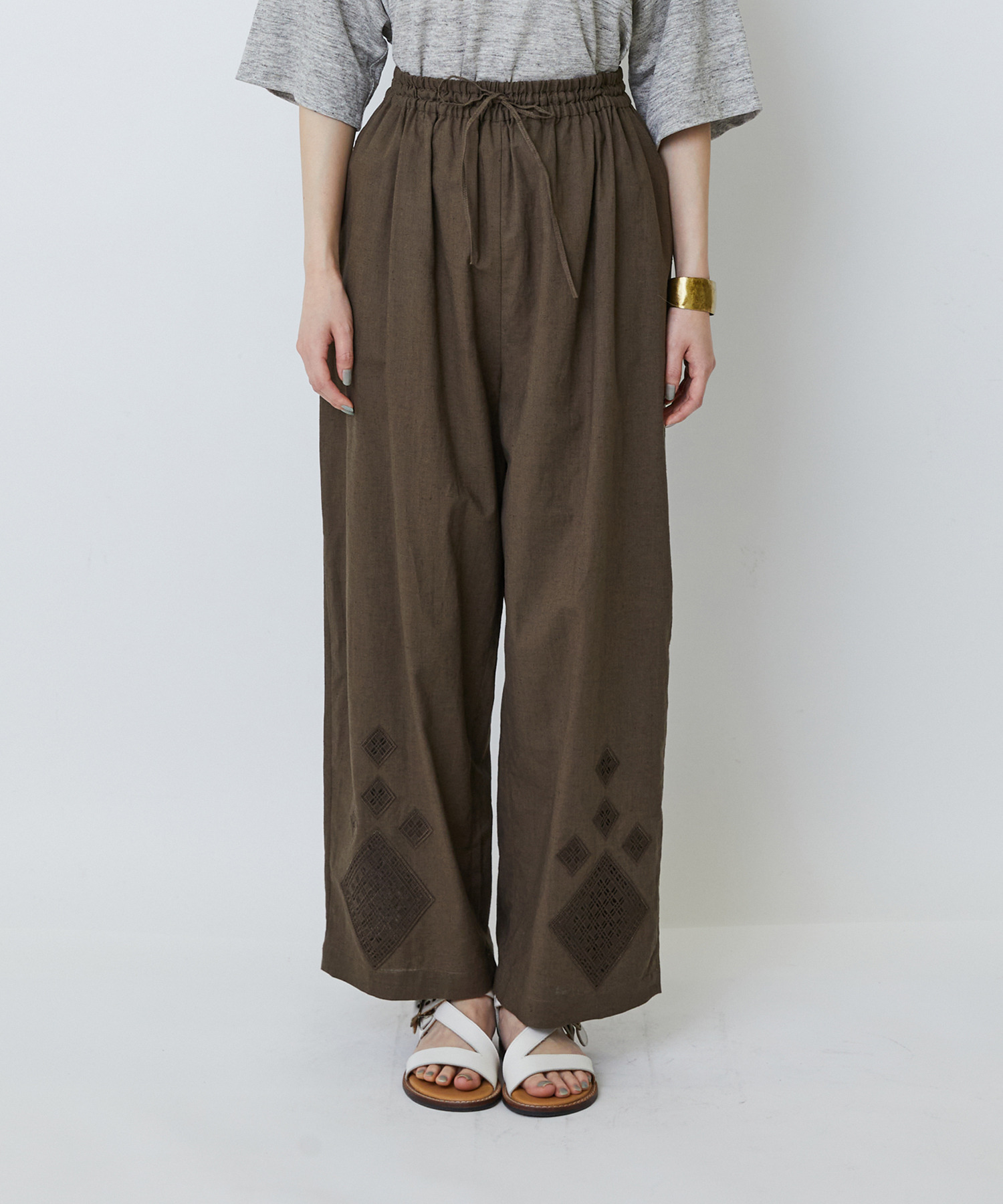 【LOISIR】コットンリネンクロス刺繍入りイージーパンツ 詳細画像 カーキ 12