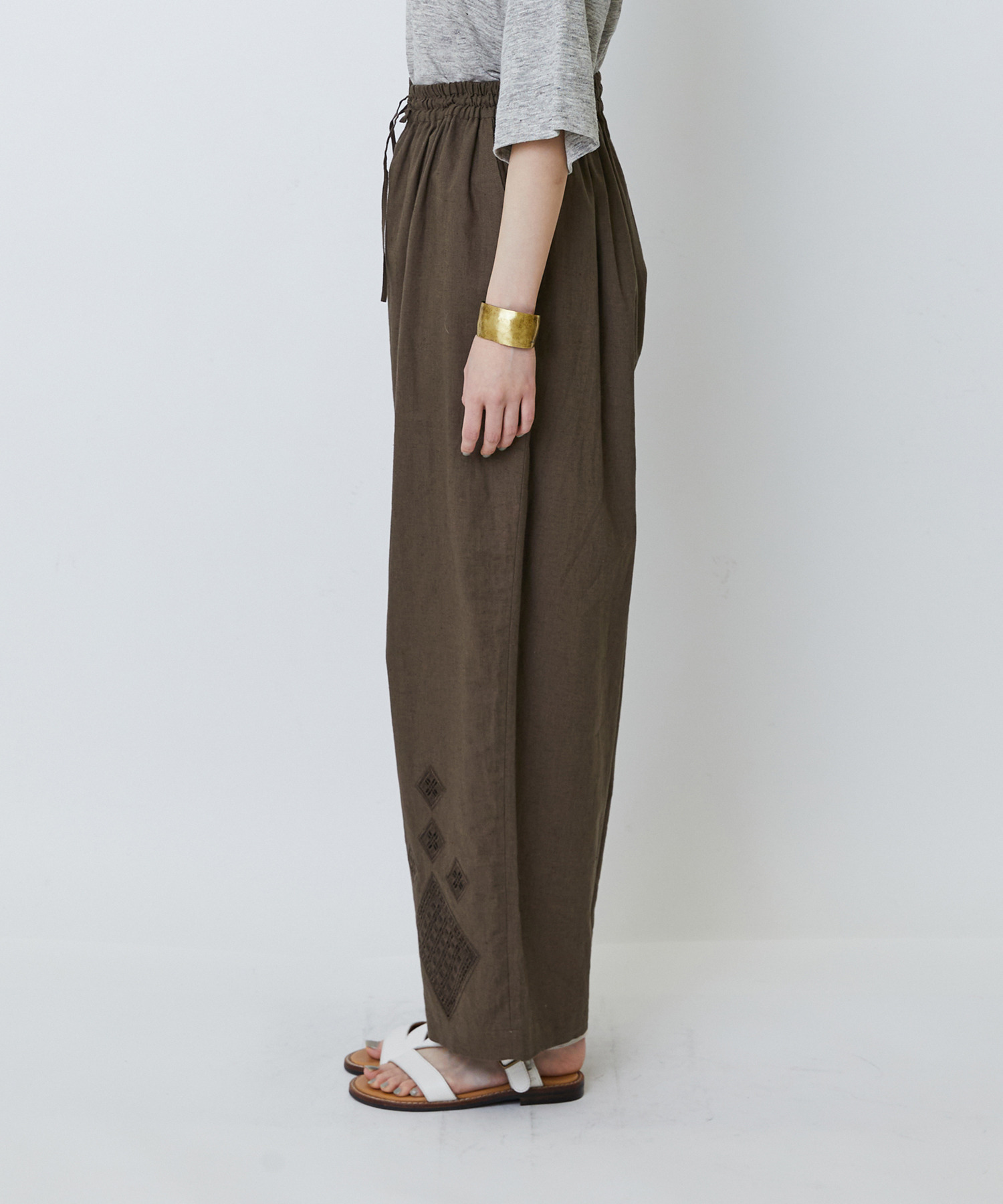 【LOISIR】コットンリネンクロス刺繍入りイージーパンツ 詳細画像 カーキ 13