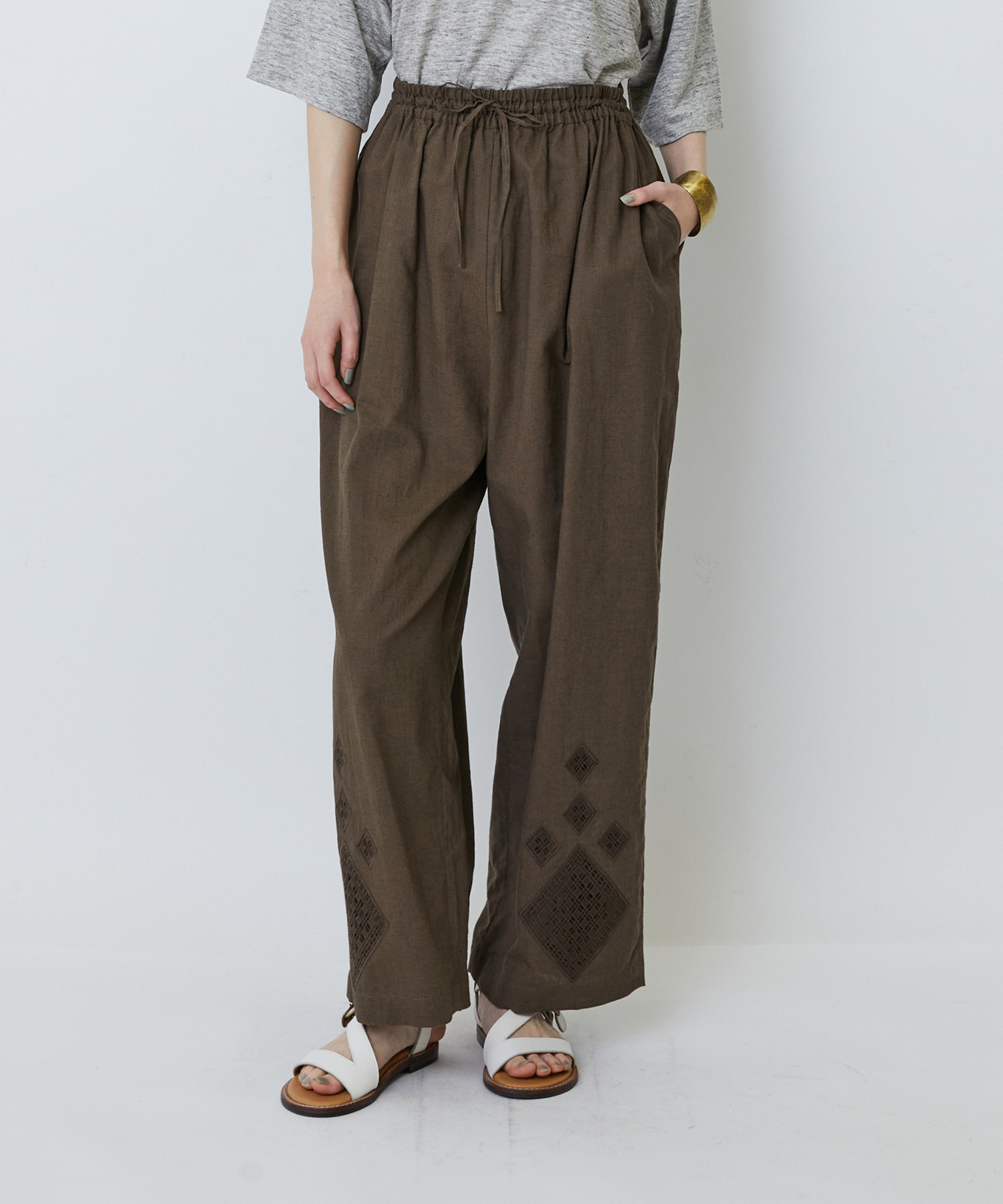 【LOISIR】コットンリネンクロス刺繍入りイージーパンツ 詳細画像 カーキ 1