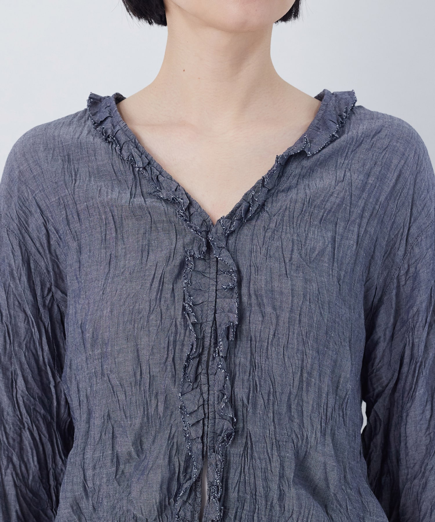 【congés payés】クリンクル加工Ｖネックフリルシャツ 詳細画像 ネイビー 23