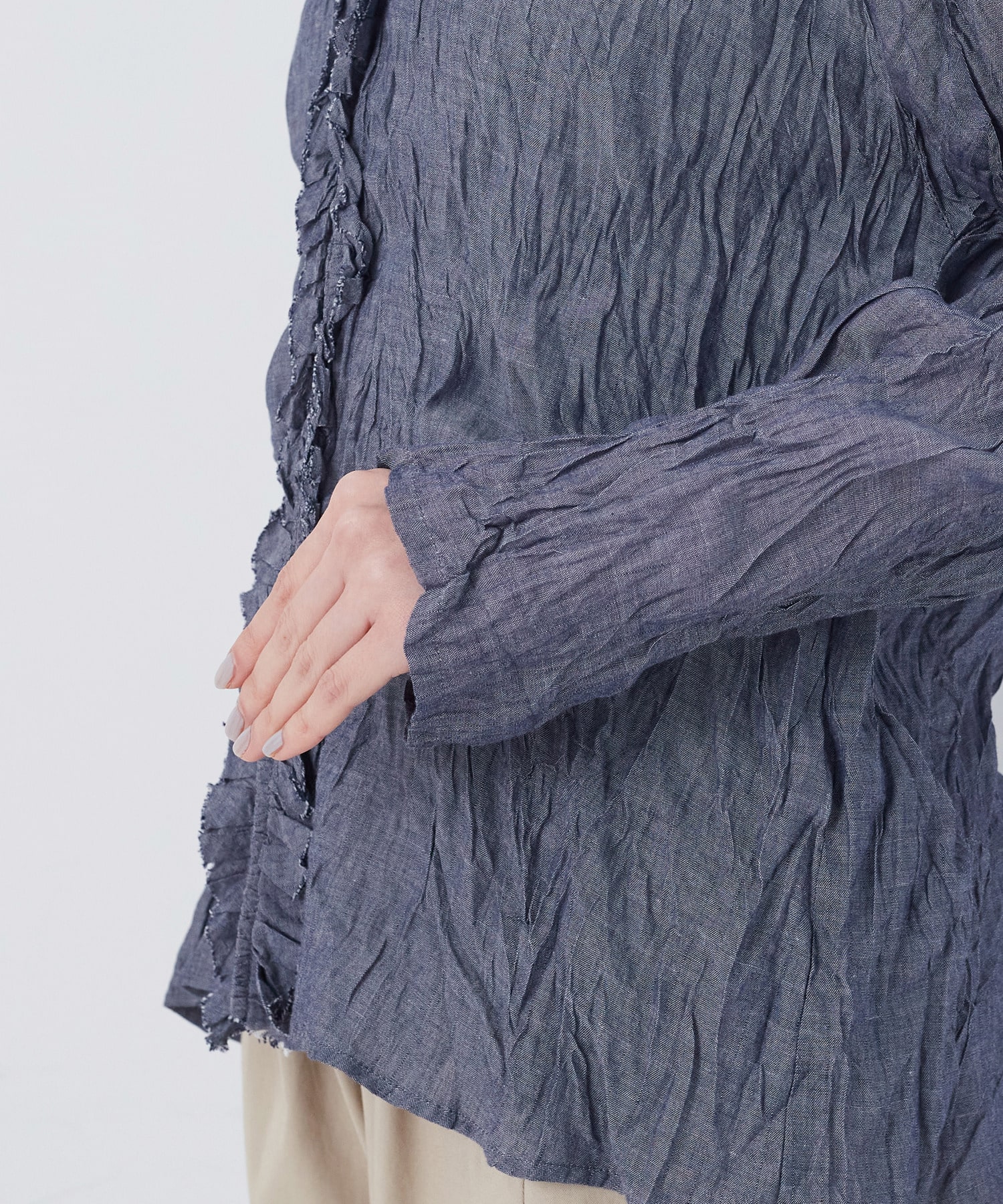 【congés payés】クリンクル加工Ｖネックフリルシャツ 詳細画像 ネイビー 25