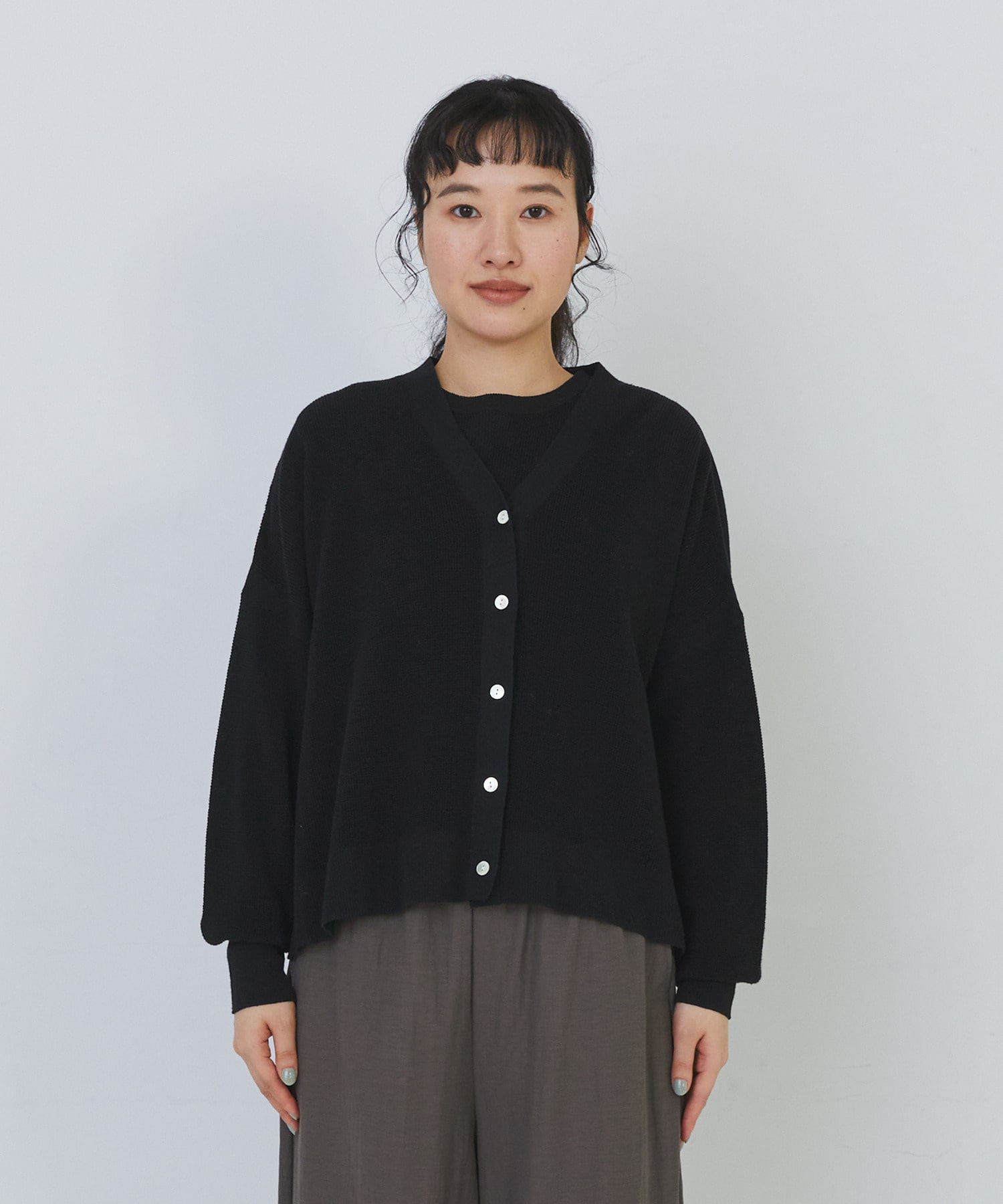 【congés payés】14G麻綿ワッフル編みVネックカーディガン 詳細画像 ブラック 13