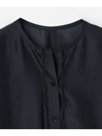 【MOGA】ブライトエアーポリラウンドネックブラウス 詳細画像 ネイビー 25