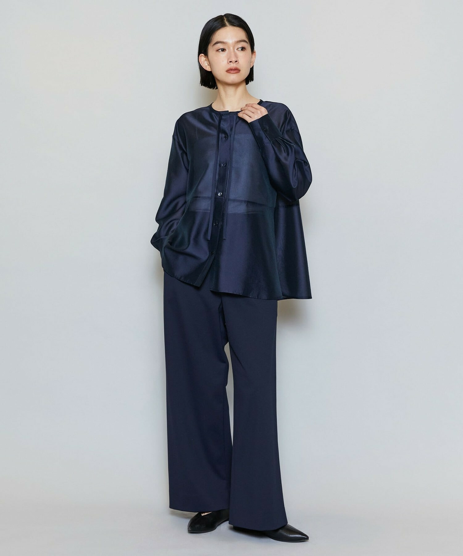 【MOGA】ブライトエアーポリラウンドネックブラウス 詳細画像 ネイビー 4