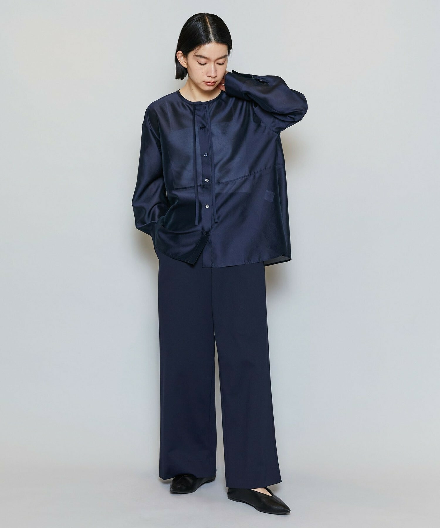 【MOGA】ブライトエアーポリラウンドネックブラウス 詳細画像 ネイビー 5