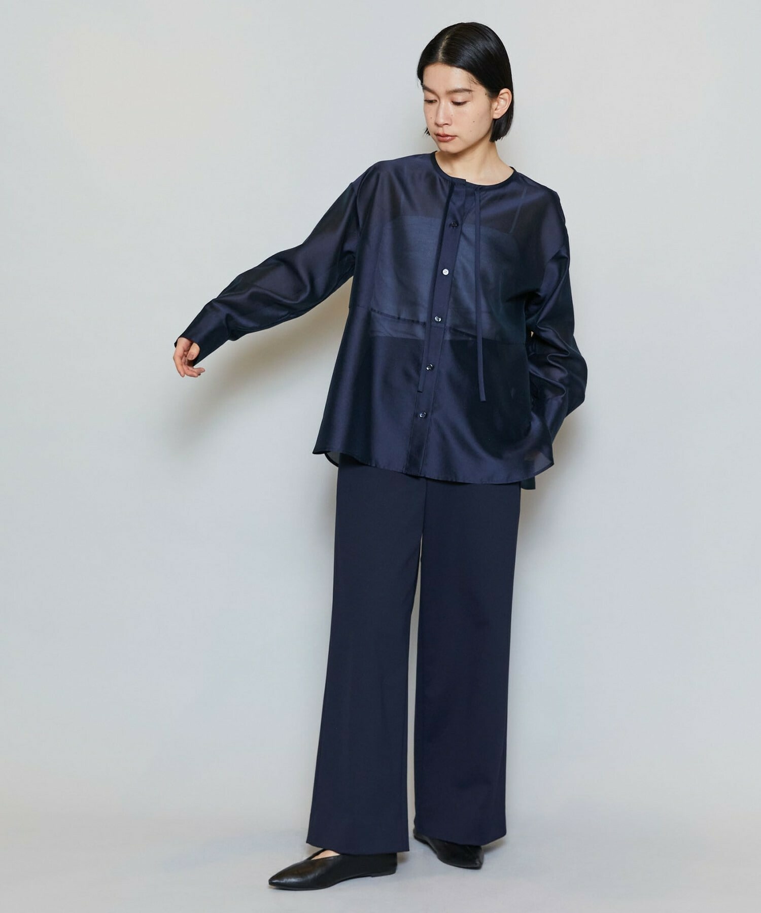 【MOGA】ブライトエアーポリラウンドネックブラウス 詳細画像 ネイビー 8